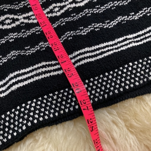 Liz wear black and white size s sweater - Picture 5 of 5